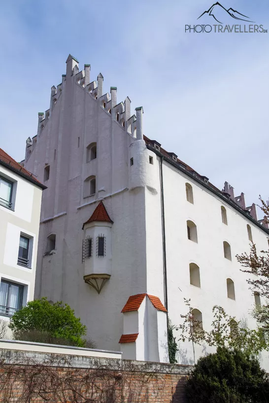 Die weiße Fassade des Herzogskasten in Ingolstadt