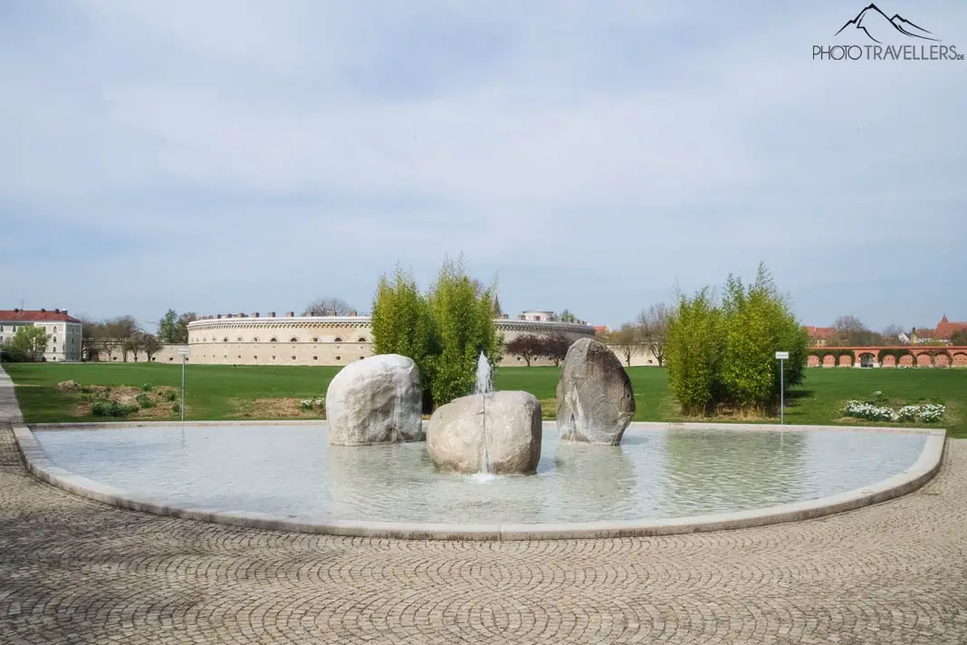 Blick auf den Brunnen im Klenzepark in Ingolstadt