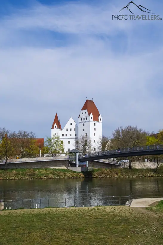 Blick auf das Neue Schloss in Ingolstadt vom Donaustrand