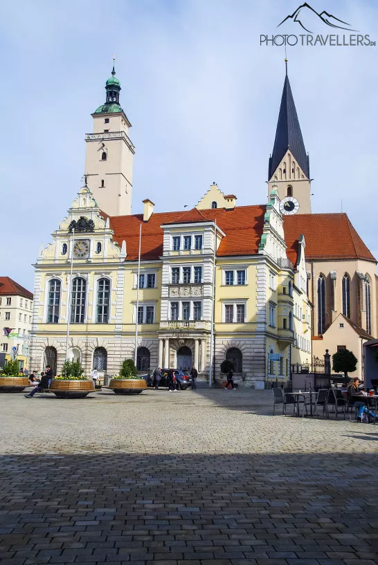Blick auf den Rathausplatz in Ingolstadt mit den Top-Sehenswürdigkeiten