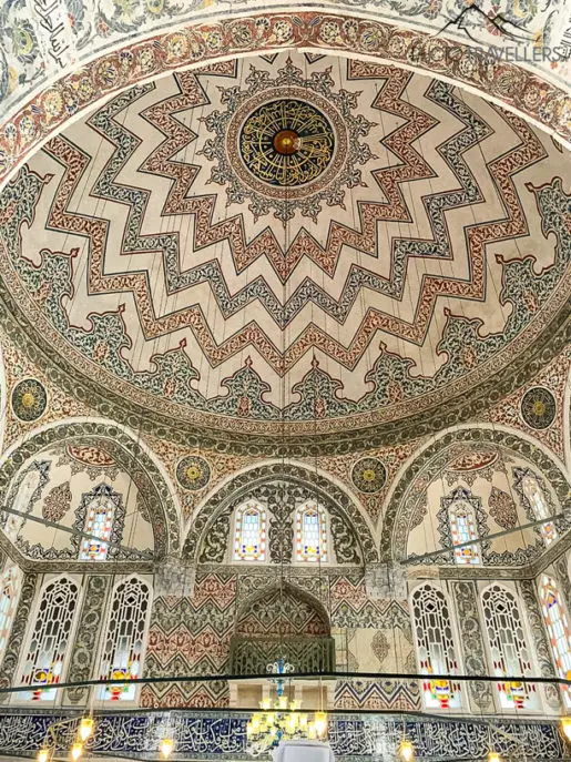 Blick in eine der Kuppeln mit den Mosaiken in der blauen Moschee