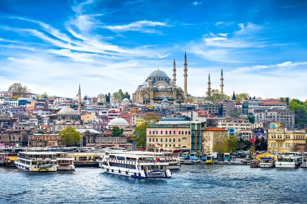 Blick auf die ganze Stadt Istanbul mit ihren Sehenswürdigkeiten