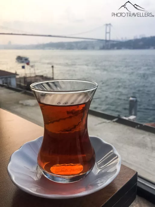 Blick beim Tee auf die Bosporus Brücke im Hintergrund