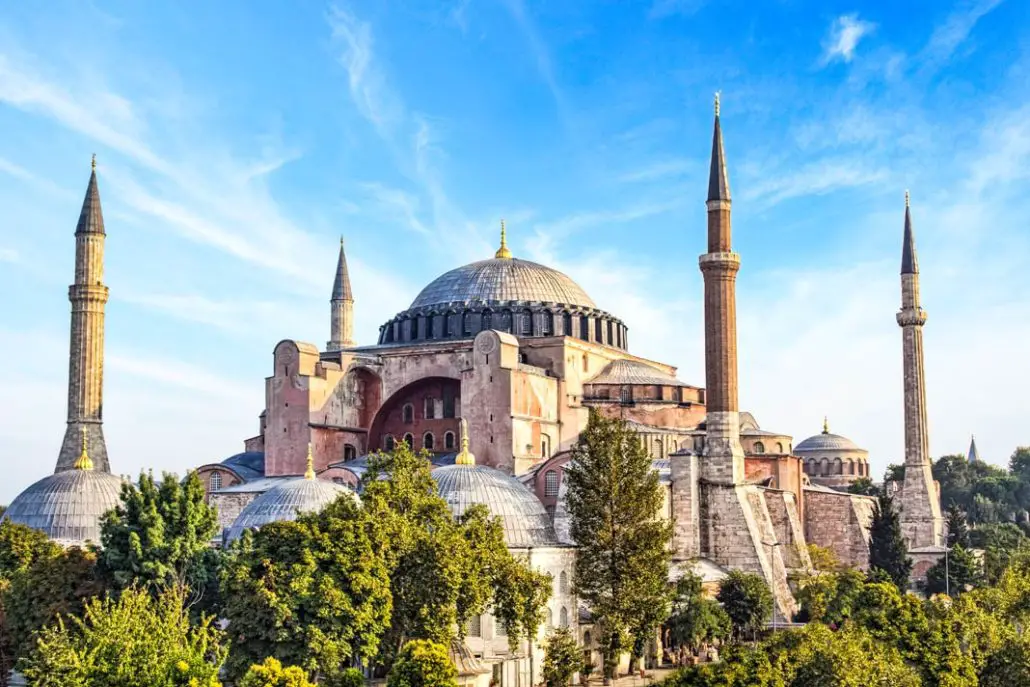 Blick von nah auf die Hagia Sophia - eine der Top-Sehenswürdigkeiten in Istanbul