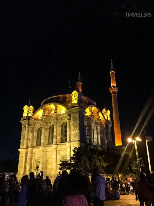 Blick auf die beleuchtete Fassade der Ortaköy-Moschee