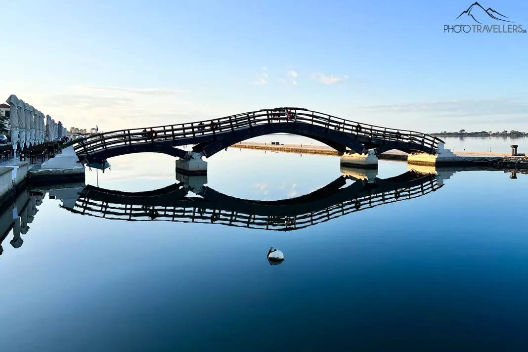Die Holzbrücke mit Spiegelung in Lefkada Stadt