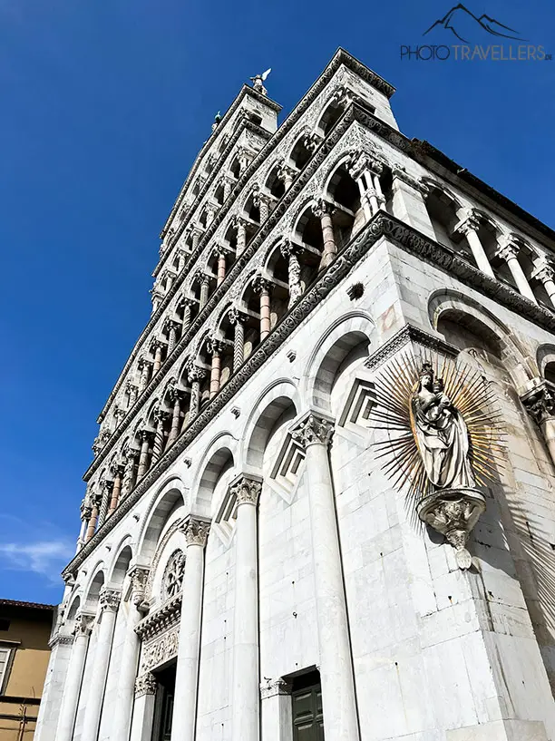 Die Fassade der Kirche San Michele in Foro