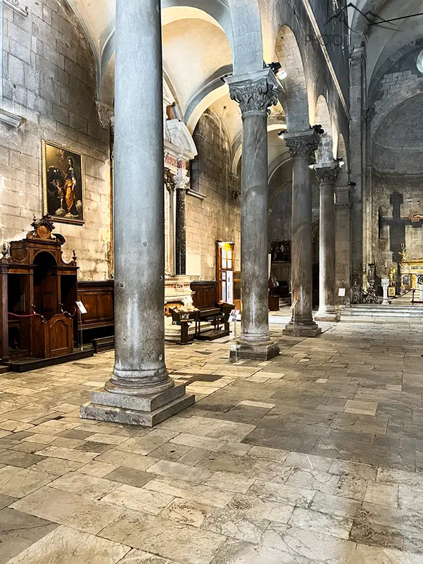 Säulen im Inneren der Kirche San Michele in Foro