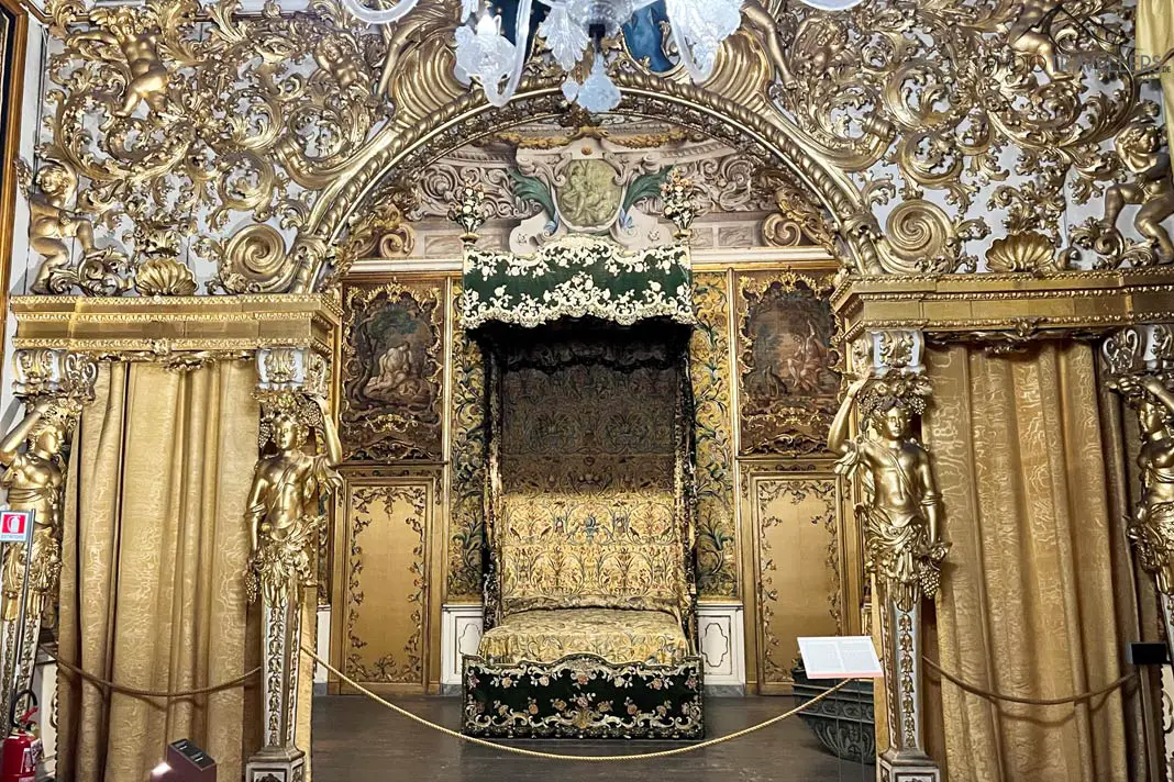 Das golden eingerahmte Hochzeitsbett im Palazzo Mansi National Museum
