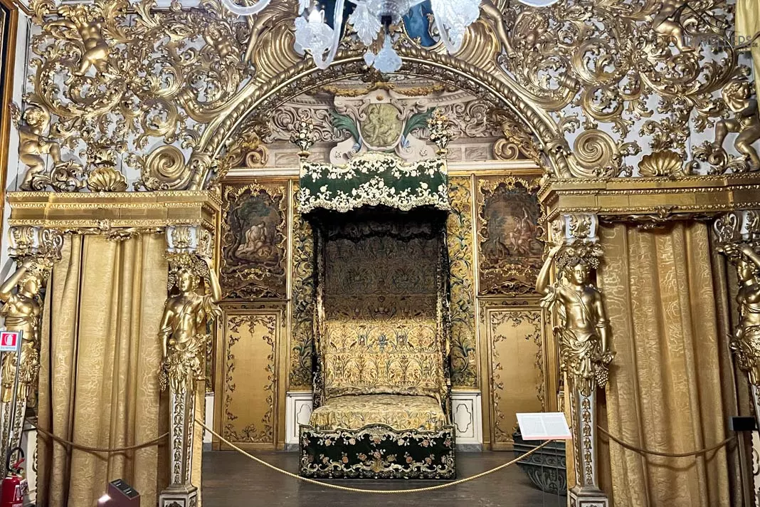 Das golden eingerahmte Hochzeitsbett im Palazzo Mansi National Museum