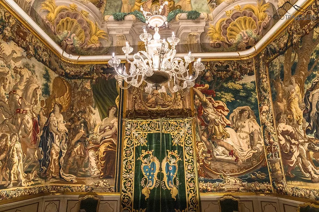 Ein mit bunten Teppichen geschmückter Raum im Palazzo Mansi National Museum
