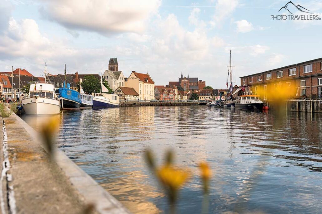 Der Hafen von Wismar im Abendlicht
