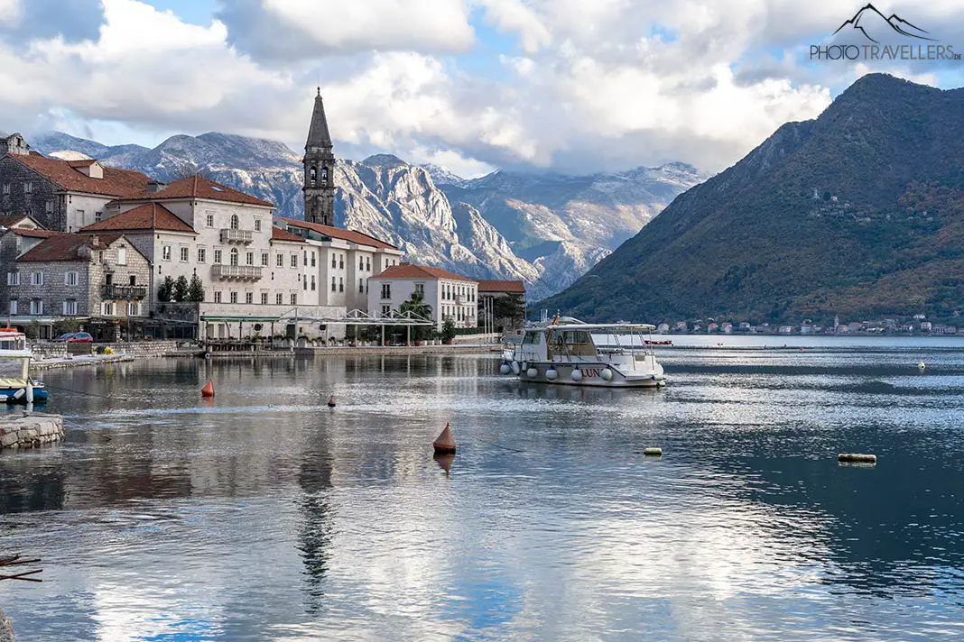 Ein Boot in der Bucht von Kotor in Montenegro mit Bergen im Hintergrund