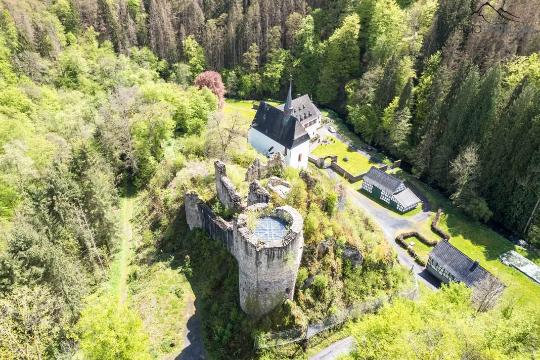 Luftaufnahme vom Kloster Ehrenstein mit der gleichnamigen Burg
