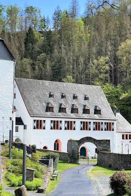 Das Kloster Ehrenstein in Rheinland-Pfalz steht im Westerwald