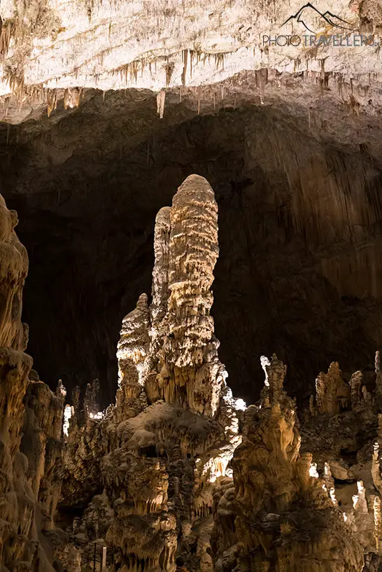 Ein großer Stalagmit in den Höhlen von Postojna