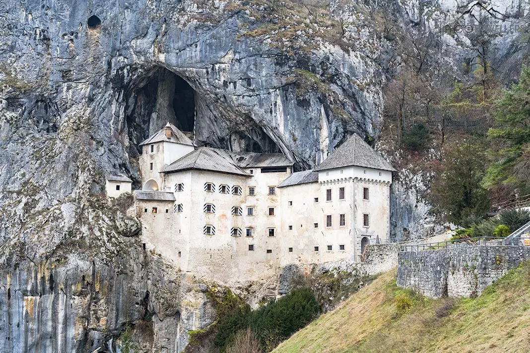 Die Höhlenburg Predjama in Slowenien