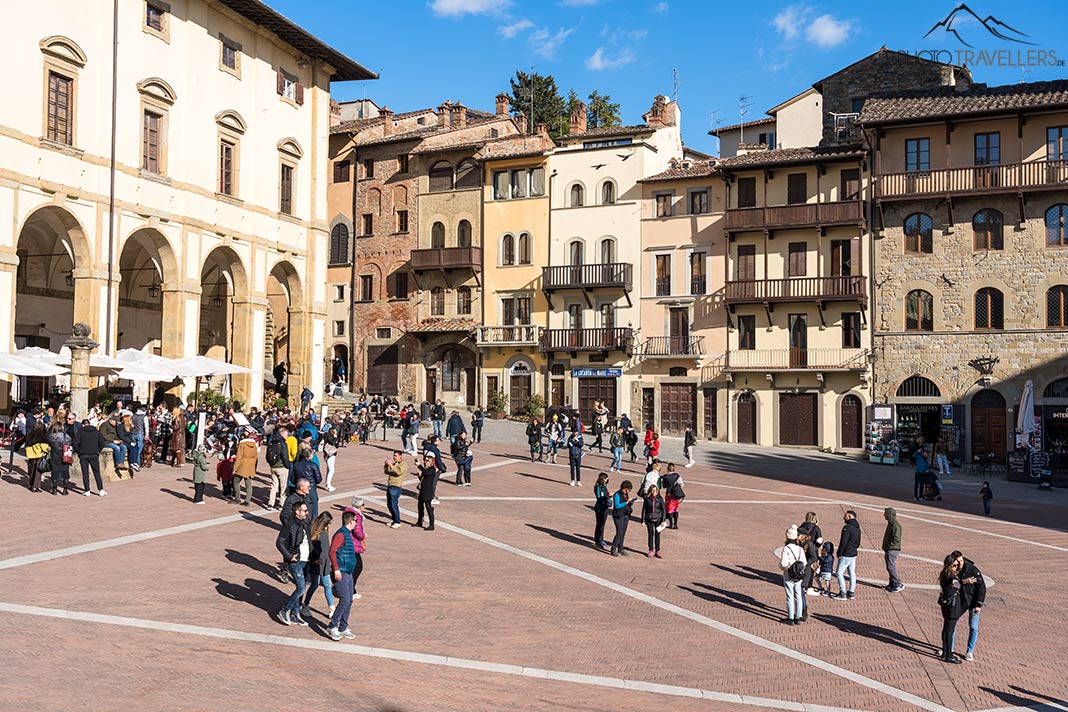 Besucher auf der Piazza Grande in Arezzo