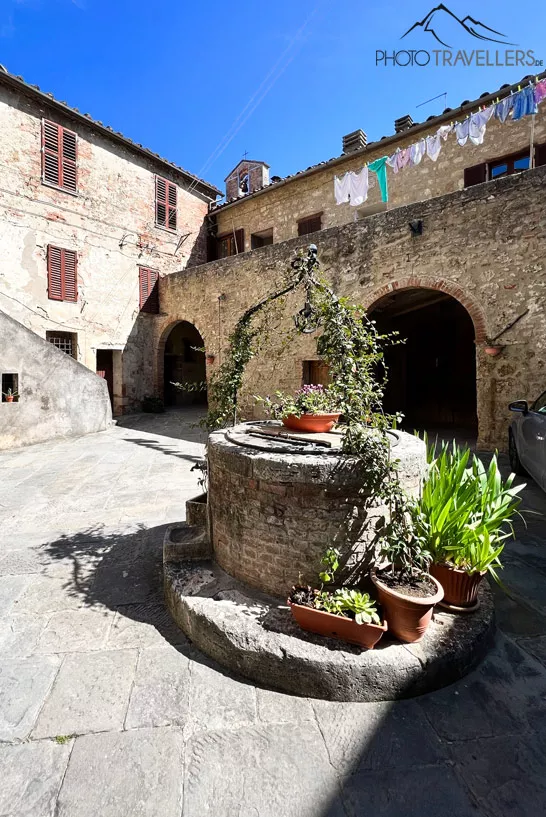 Ein kleiner Brunnen in der Altstadt von Asciana in der Toskana