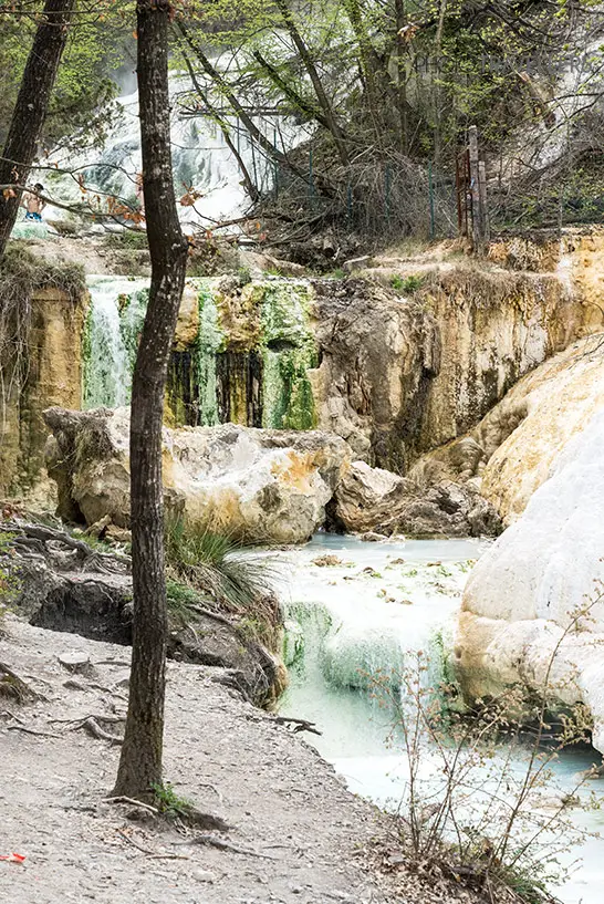 Ein Wasserfall bei den Thermalquellen von Badende in den heißen Quellen von Bagni San Filippo