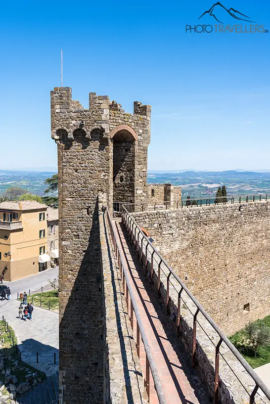 Ein Turm der Festung Fortezza di Montalcino in der Toskana
