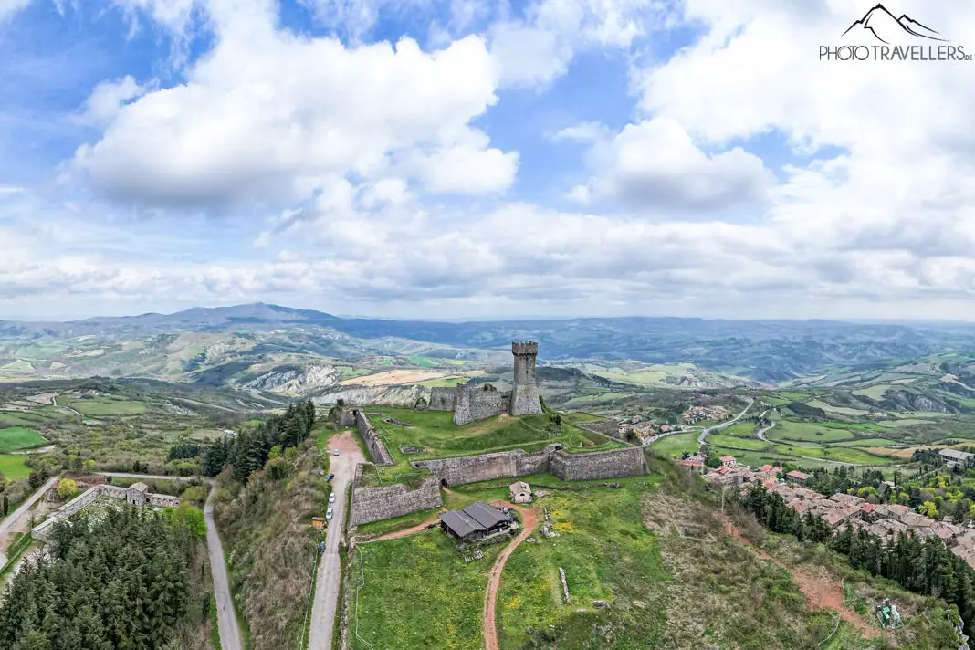 Der Blick auf die Festung Fortezza di Radicofani in der Toskana