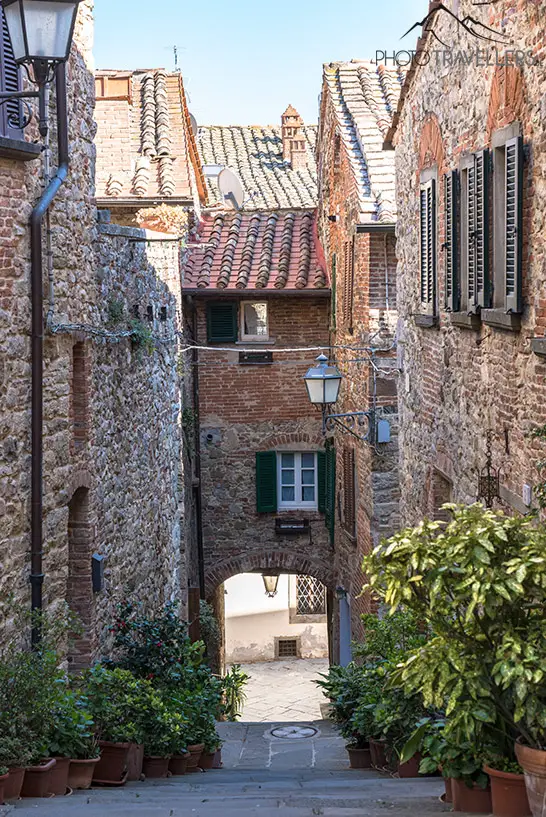Eine Gasse mit Torbogen in der Altstadt von Lucignano