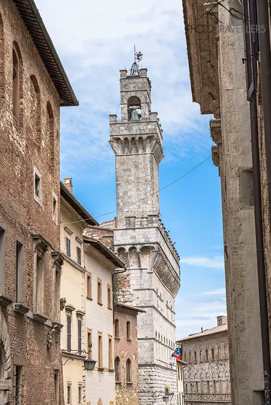 Der Rathausturm von Die Piazza Grande in Montepulciano