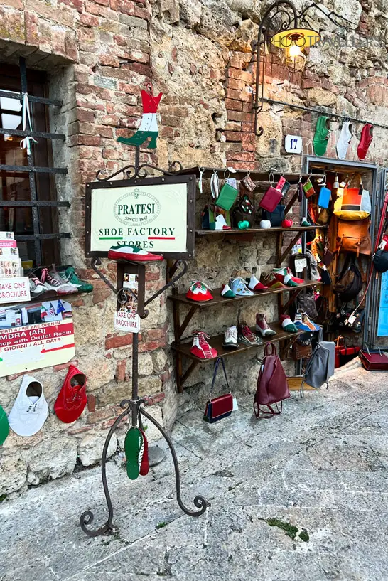 Ein Schuhgeschäft in Monteriggioni
