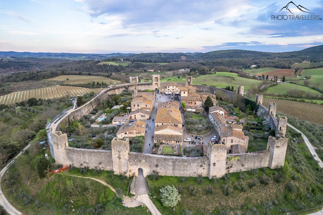 Der Ort Monteriggioni aus der Luft