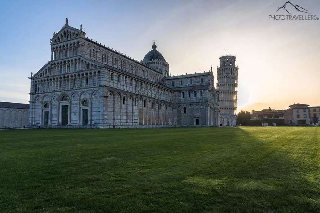 Der Dom Santa Maria Assunta mit dem Schiefen Turm von Pisa am Morgen
