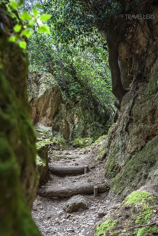 Eine Via Cave, ein Wanderweg zwischen Felswänden
