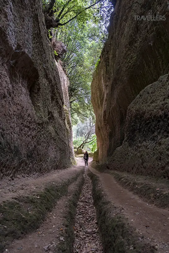 Reisebloggerin Biggi Bauer in einer Via Cave bei Pitigliano