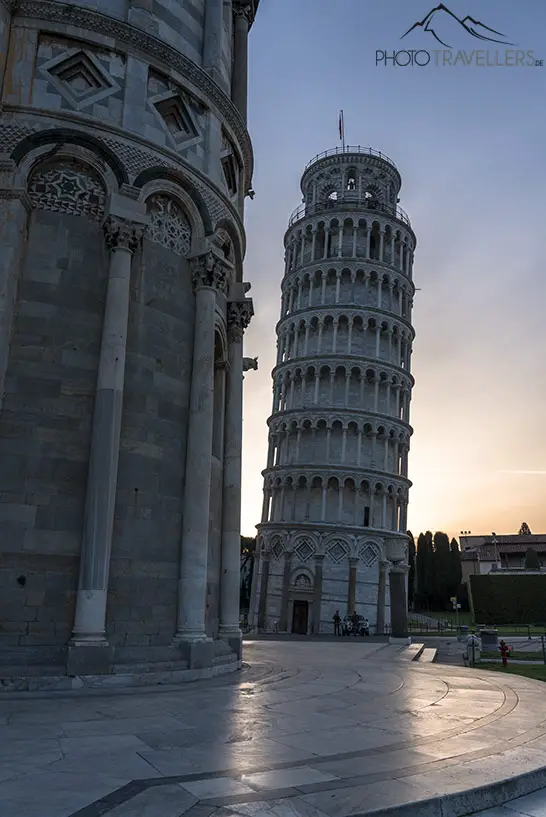Der schiefe Turm von Pisa im Licht der aufgehenden Sonne