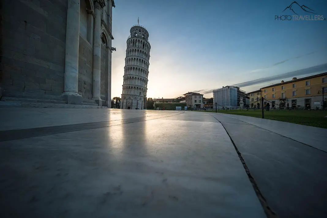 Der Schiefe Turm von Pisa am Morgen im Gegenlicht