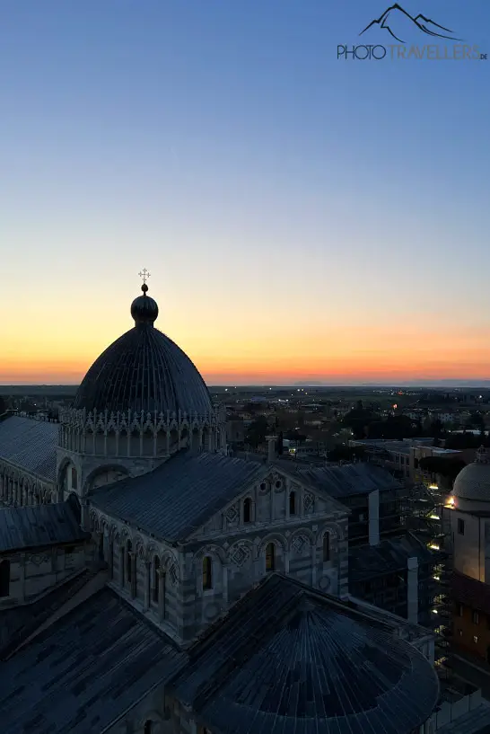 Der Blick am Abend vom Schiefen Turm von Pisa auf den Dom Santa Maria Assunta