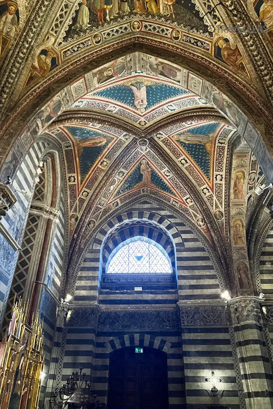 Im Inneren des Baptisteriums San Giovanni