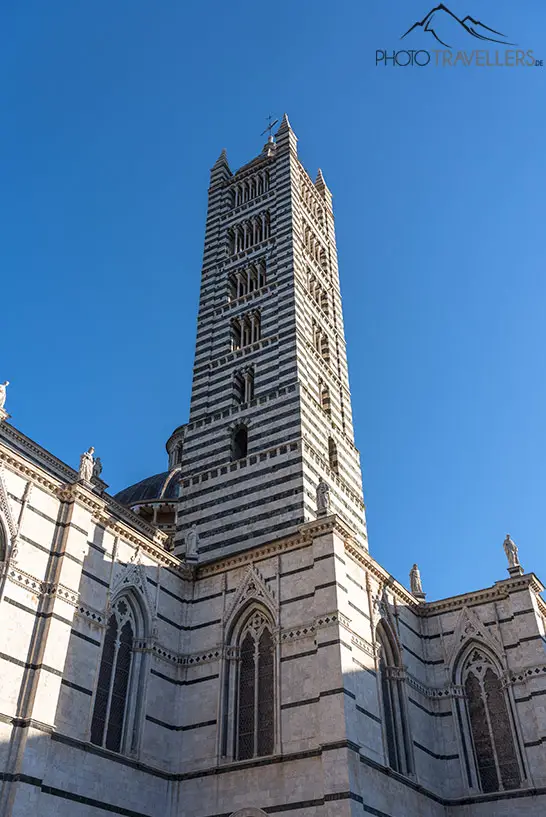 Blick von unten hoch zum Turm des Dom von Siena