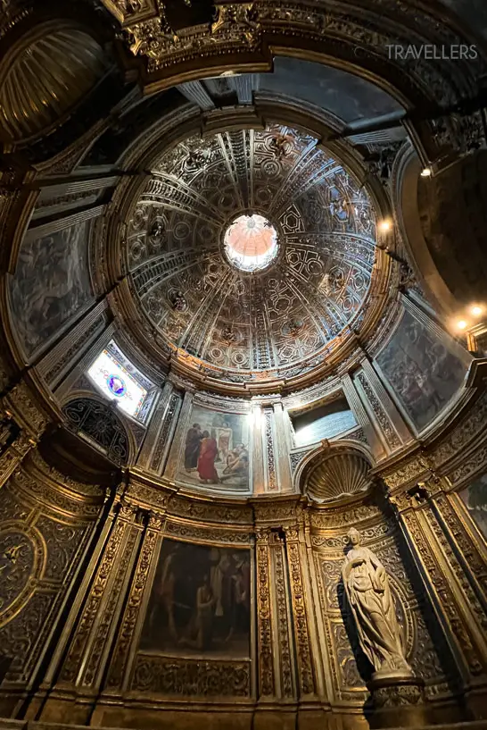 Blick in die Kuppel des Doms von Siena