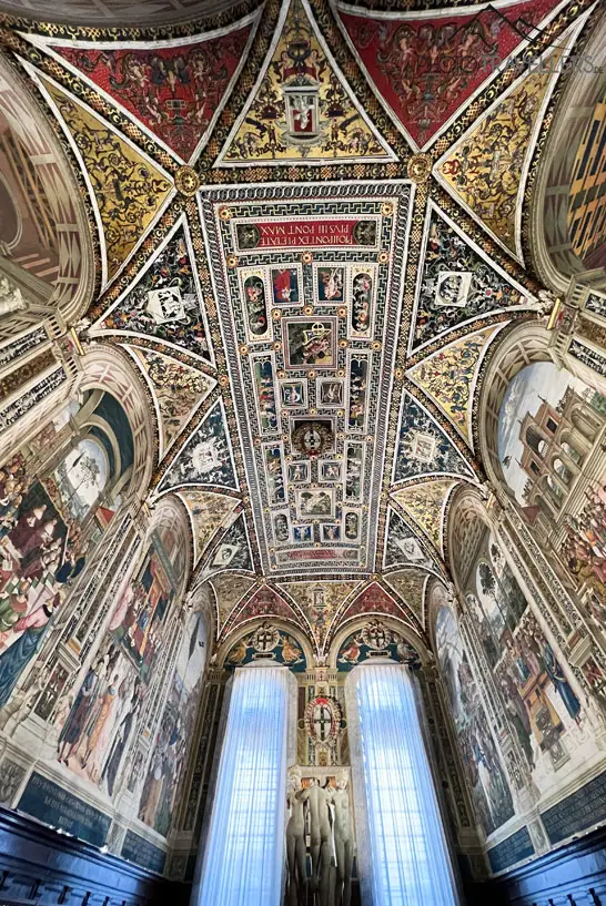 Blick in die Decke der Bibliothek der Cattedrale di Santa Maria Assunta in Siena