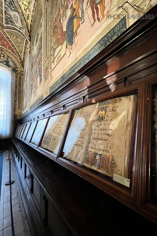 Bücher in der Piccolomini-Bibliothek im Dom von Siena