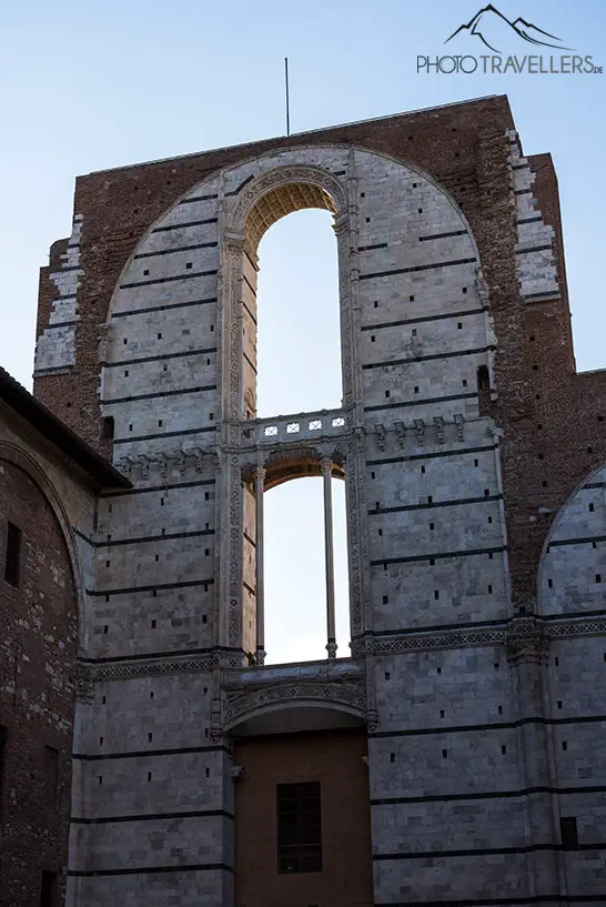 Blick auf die Fassade des großen Torbogen des Facciatone