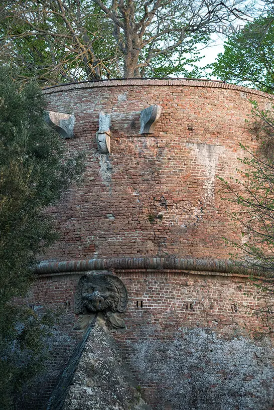 Die mächtigen Mauern des Forzessa Medicea in Siena