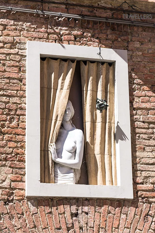 Die La Dama Ignuda an einer Hauswand in Siena