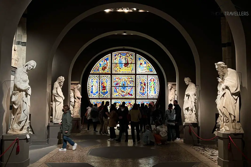Besucher vor dem Fenster des Domchores im Museo dell’Opera del Duomo