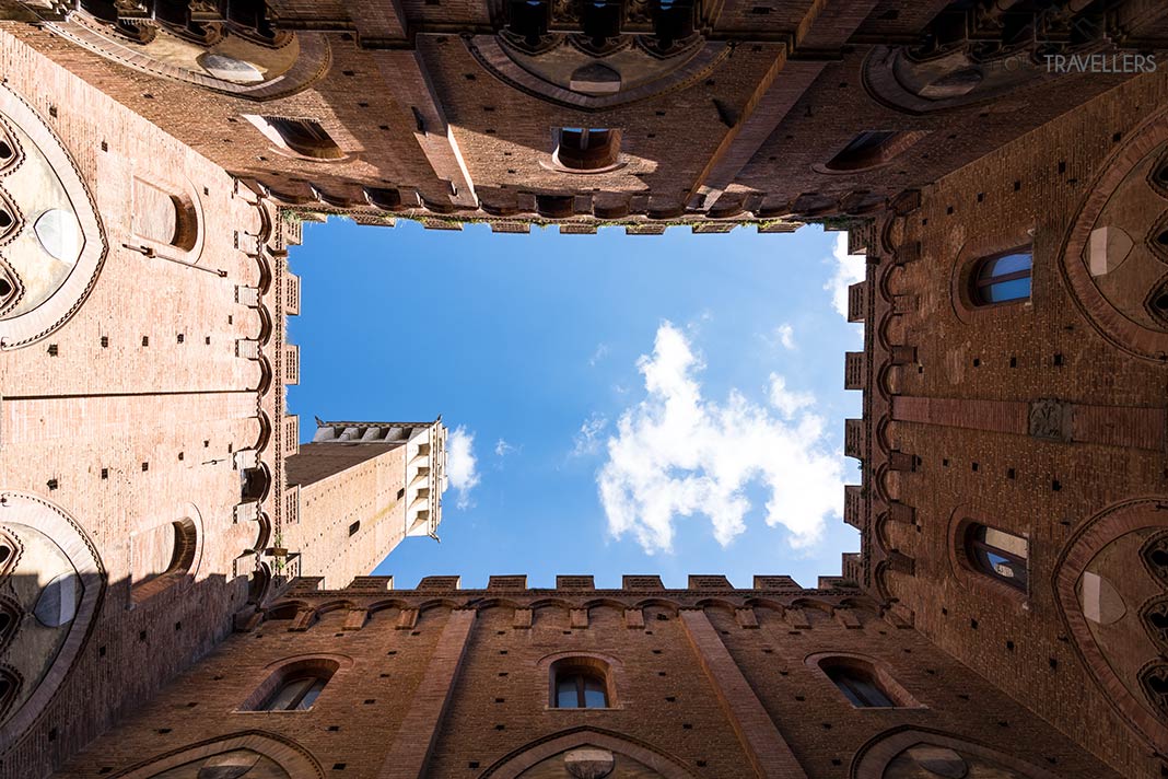 Der Blick aus dem Hof des Palazzo Pubblico in den Himmel