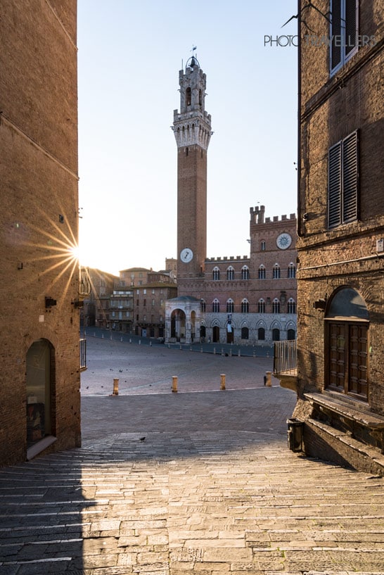 Der Blick auf die Piazza del Campo mit dem Palazzo Pubblico am Morgen