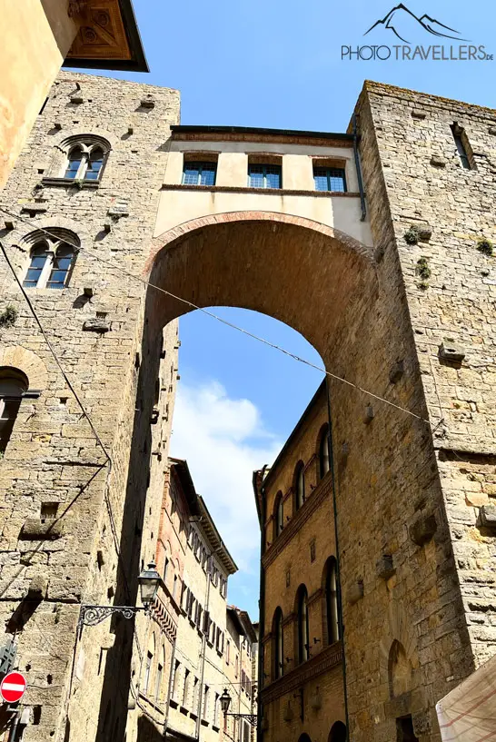 Ein Torbogen in der Altstadt von Volterra