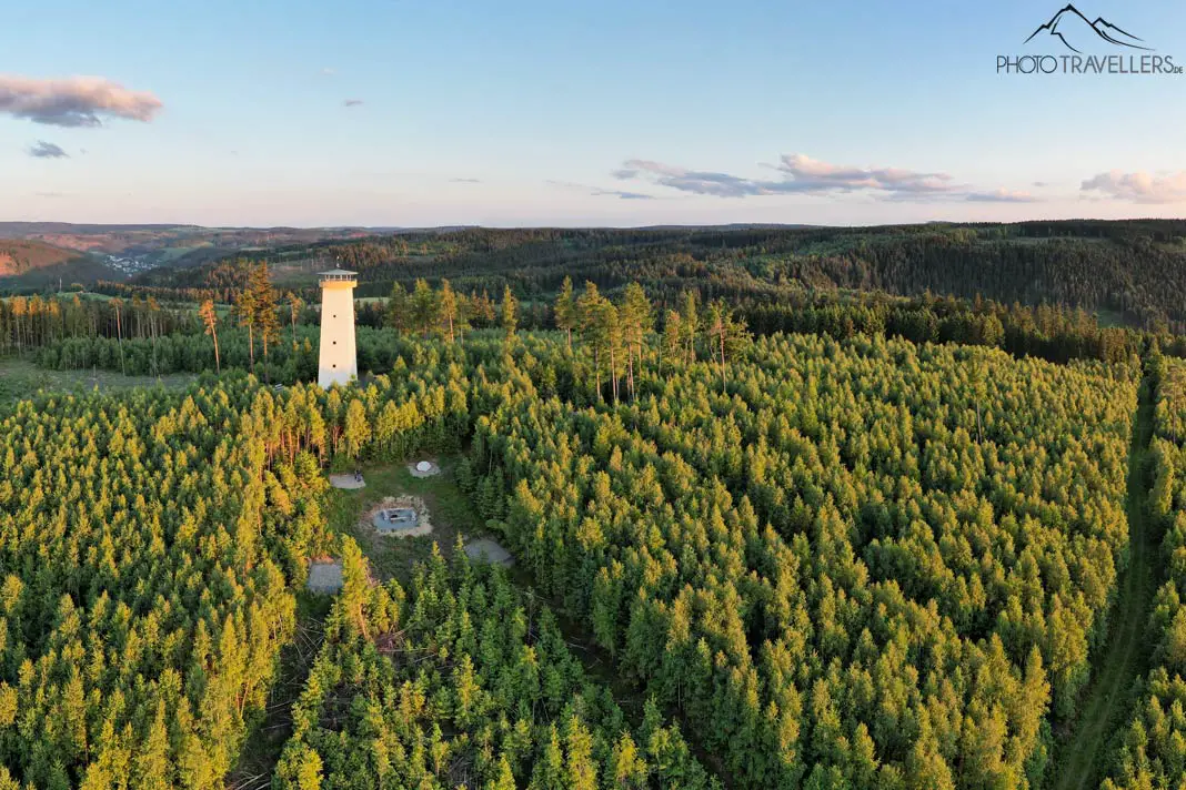 Die Thüringer Warte im Frankenwald aus der Luft
