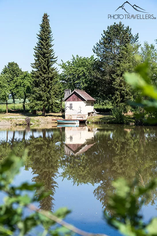Ein kleiner Teich mit Hütte im Frankenwald